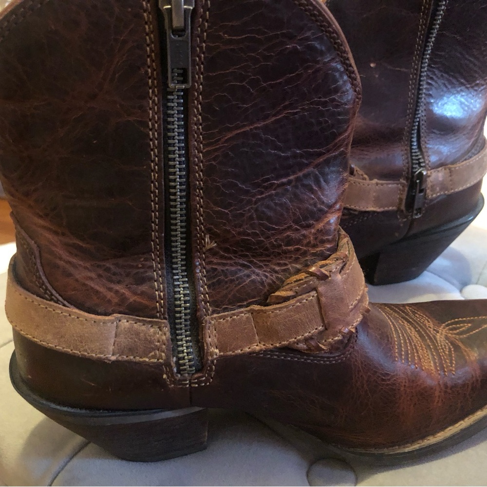 BOOTS ON DA GROUND! 
Brown Ankle Booties with Western Stitching - Picture 5 of 10